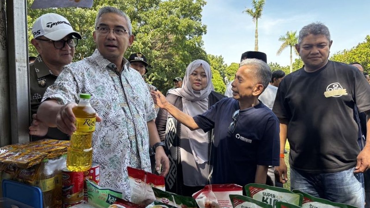Pemerintah Kota Bandung menggelar pasar murah di 30 kecamatan untuk menstabilkan harga bahan pokok dan menjaga daya beli masyarakat selama bulan Ramadhan.