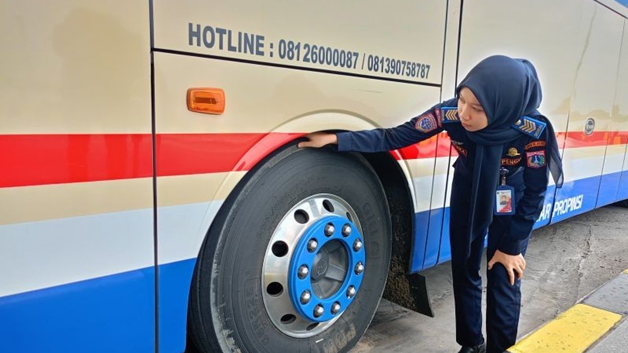 Jelang mudik Lebaran 2025, petugas Terminal Pulo Gebang menemukan empat bus AKAP tidak laik jalan karena berbagai kerusakan, mulai dari ban yang sudah aus hingga tidak adanya alat keselamatan.