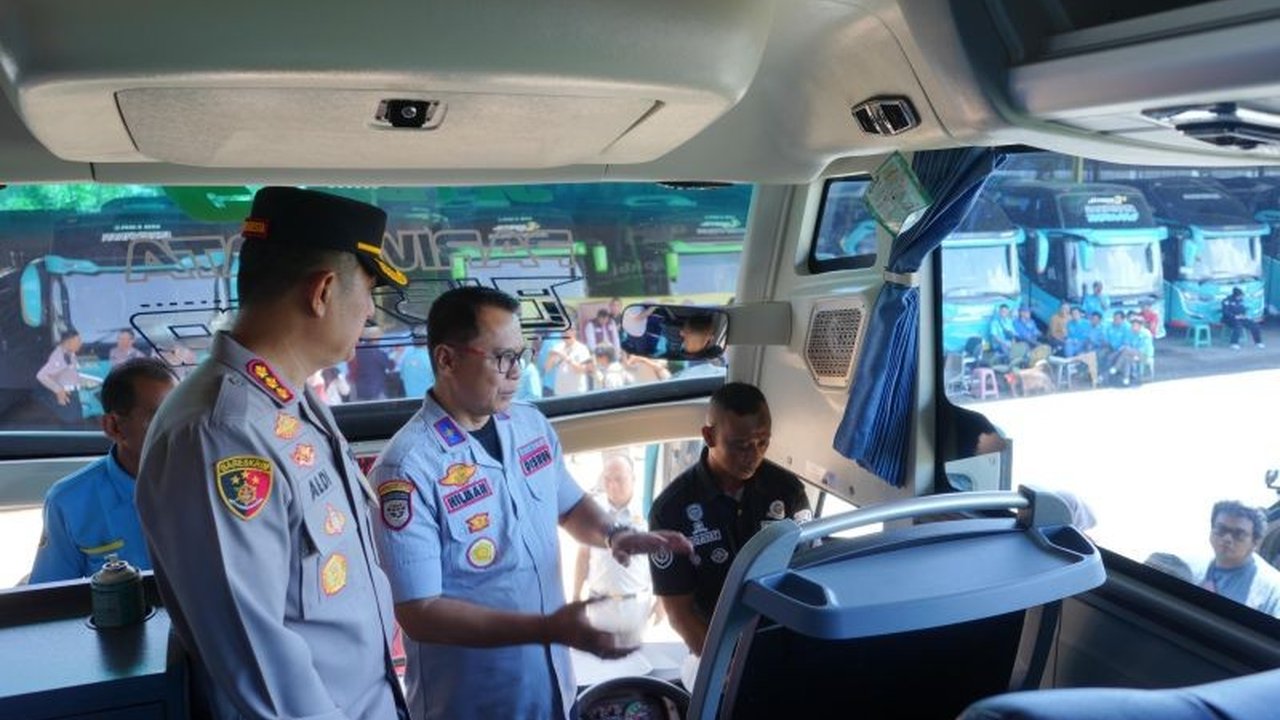 Polresta Bandung gelar ramp check di PO Bus Sahabat untuk memastikan kelaikan bus dan kesehatan pengemudi jelang Lebaran 2025, demi keamanan pemudik.