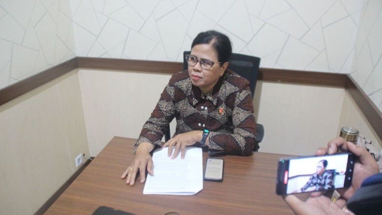 Aparatur Sipil Negara (ASN) di Bukittinggi, Sumatera Barat, ditahan polisi karena diduga mencabuli anak di bawah umur yang merupakan murid silatnya sendiri.