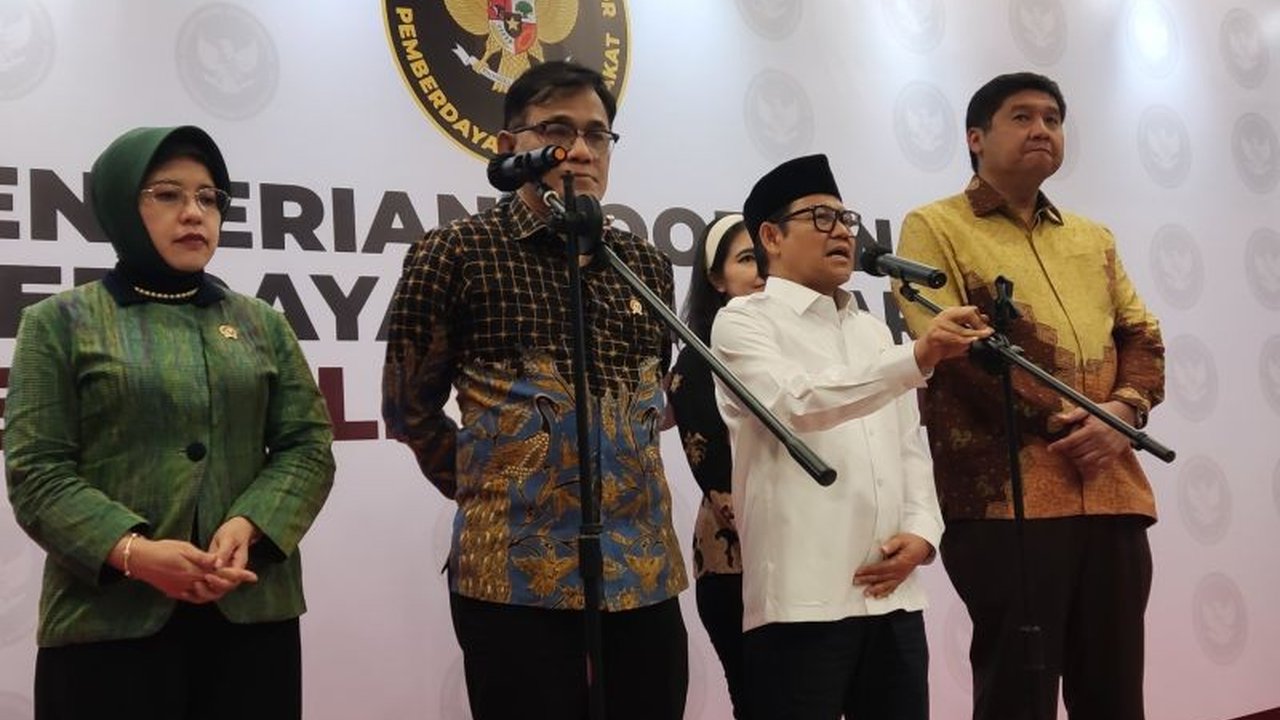 Menko PMK Muhaimin Iskandar optimistis kemiskinan ekstrem di Indonesia akan mencapai nol persen pada tahun 2026 melalui berbagai strategi dan kolaborasi antar kementerian.