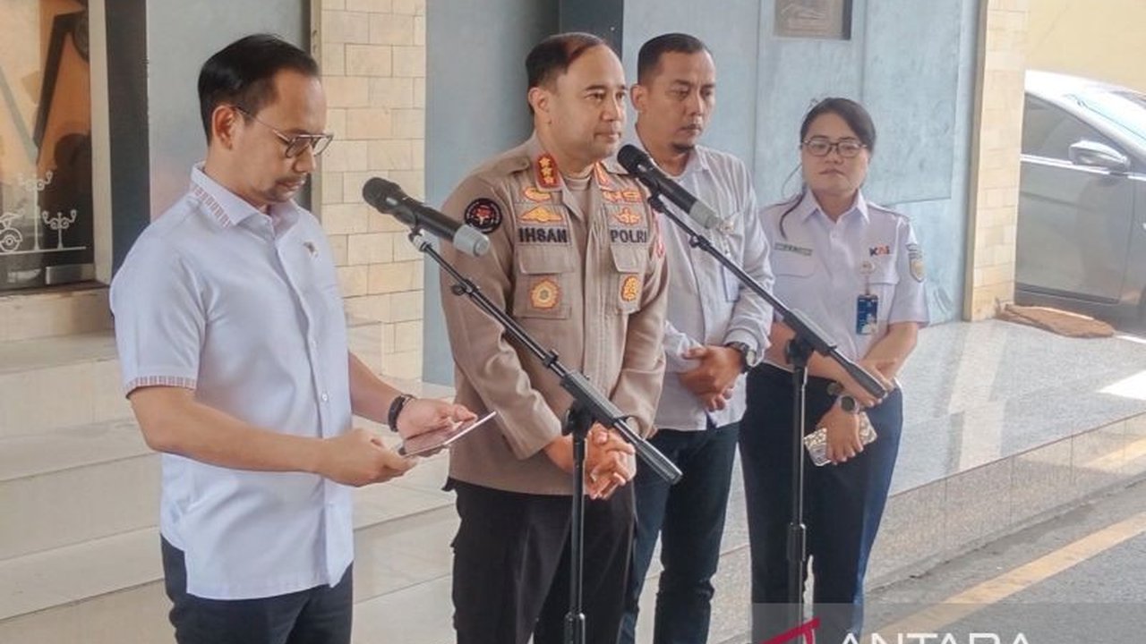 Remaja 17 tahun, MR, pembakar tiga gerbong kereta api di Stasiun Tugu Yogyakarta, tengah diperiksa kejiwaannya oleh polisi; motifnya diduga karena sakit hati sering diturunkan dari kereta akibat tak punya tiket.