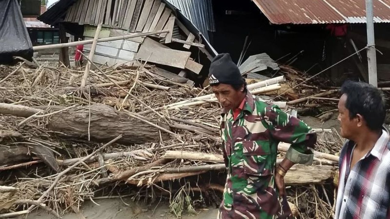 Pemerintah Kabupaten Parigi Moutong menetapkan status tanggap darurat bencana banjir selama 14 hari di Kecamatan Palasa dan Tomini, Sulawesi Tengah, menyusul banjir bandang yang melanda beberapa desa dan mengakibatkan kerusakan rumah.