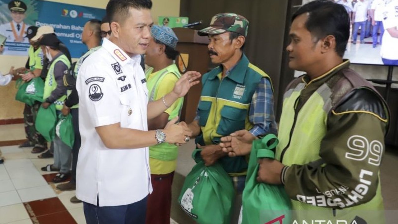 Pemerintah Kabupaten Bandung menyalurkan 10.730 paket sembako untuk meringankan beban pengemudi ojek pangkalan selama Ramadhan dan Lebaran, sebagai upaya pengendalian inflasi.