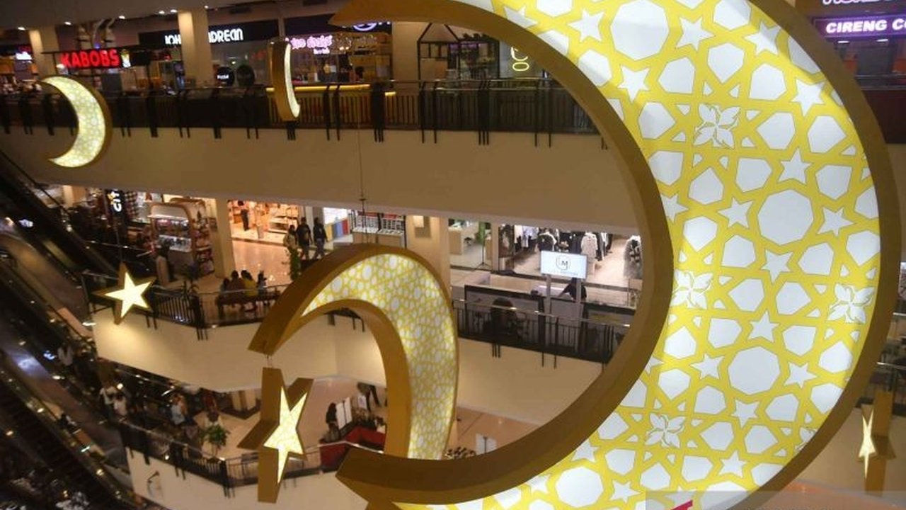 Ekonom Indef ungkap kekhawatiran deflasi di musim liburan panjang sebagai sinyal bahaya perekonomian Indonesia, disebabkan penurunan daya beli masyarakat.