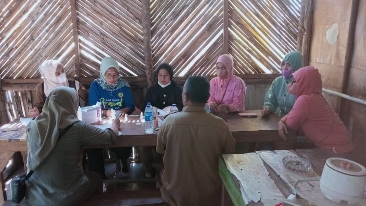 Lima pekerja panti pijat di Mukomuko, Bengkulu, dipulangkan ke daerah asal karena melanggar aturan larangan beroperasi selama Ramadhan; Satpol PP melakukan razia dan menemukan tiga tempat usaha yang melanggar aturan.