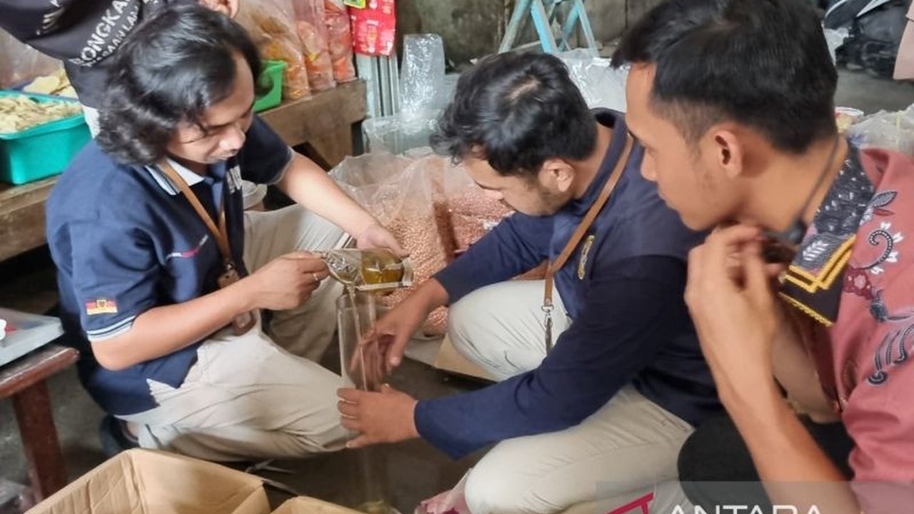 Satgas Pangan Polres Kuningan dan Dinas Perdagangan setempat melakukan sidak untuk memastikan volume dan harga Minyakita sesuai aturan, menemukan indikasi penjualan di atas HET.