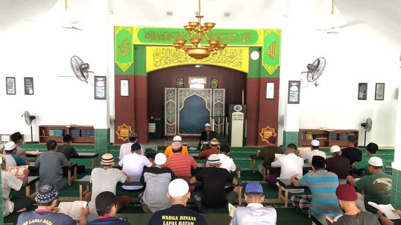 Lembaga Pemasyarakatan (Lapas) Kelas II Batam menggelar program khatam Al Quran dan berbagai kegiatan keagamaan lainnya selama Ramadhan untuk memperkuat keimanan warga binaan.
