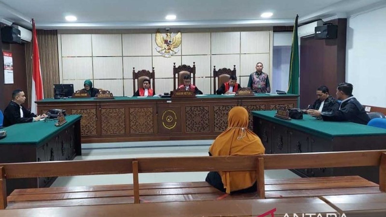 Hamidah, kepala SMP Negeri Bandar Dua, Pidie Jaya, divonis satu tahun penjara karena korupsi dana BOS tahun 2019-2022 senilai Rp377 juta lebih.