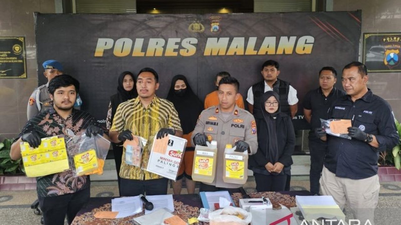 Pasangan suami istri di Malang ditangkap karena memalsukan minyak goreng premium merek Sunco dan meraup keuntungan hingga jutaan rupiah.