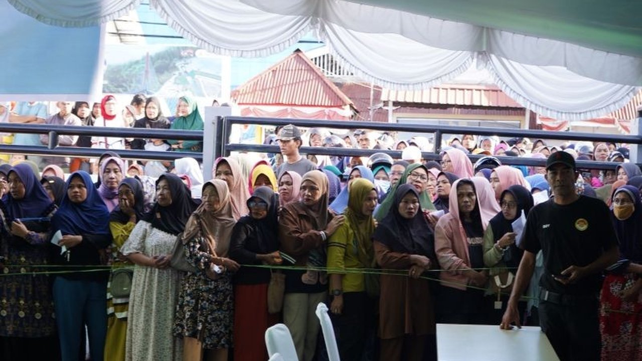 PLN UIW Maluku-Malut menggelar pasar murah Ramadan di Ternate, menjual sembako murah untuk masyarakat dan menggunakan keuntungannya untuk tambah daya listrik fasilitas umum.