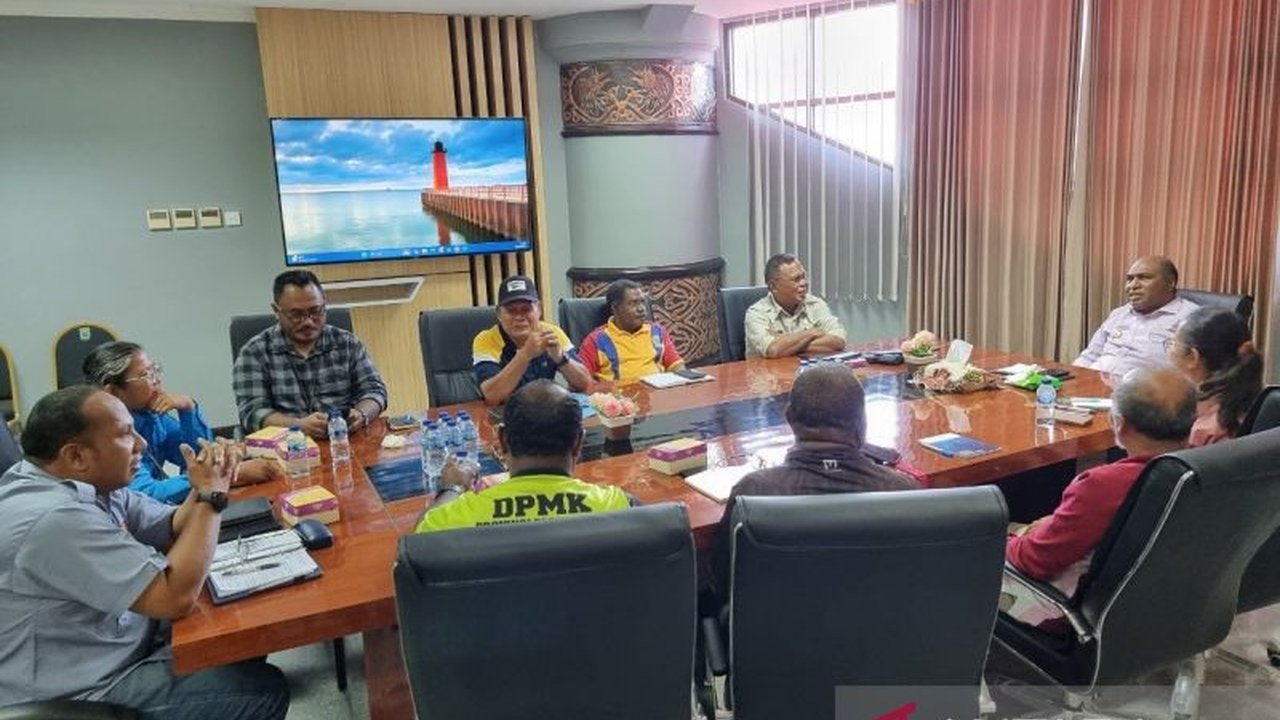 Pemerintah Provinsi Papua Barat mengevaluasi program penanganan kemiskinan untuk memastikan tepat sasaran dan menekan angka kemiskinan yang masih tinggi di tahun 2025.