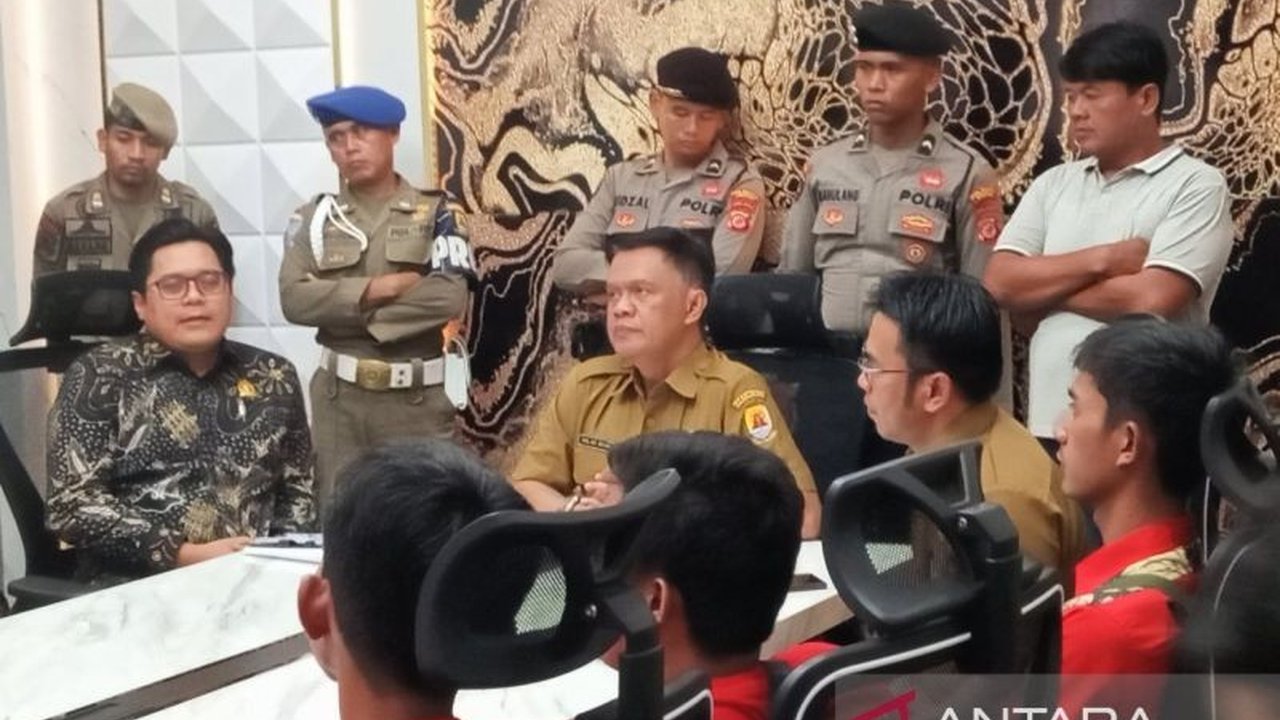 Disnaker Kabupaten Cirebon memfasilitasi mediasi antara 1.126 karyawan PT Yihong Novatex Indonesia yang di-PHK sepihak dengan manajemen perusahaan, demi penyelesaian yang adil dan menjaga iklim investasi.