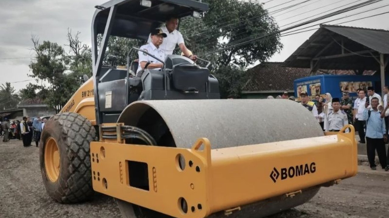 Pemerintah Provinsi Lampung memperbaiki 52 ruas jalan provinsi pada tahun ini, dengan prioritas pada enam jalur utama yang memiliki mobilitas tinggi dan kerusakan parah.