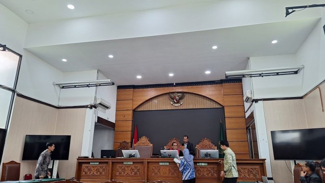 Pengadilan Negeri Jakarta Selatan gugurkan praperadilan Hasto Kristiyanto terkait kasus perintangan penyidikan Harun Masiku; permohonan dinyatakan gugur karena perkara telah dilimpahkan ke Pengadilan Tipikor.