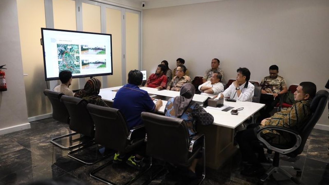 Pemerintah Kota Makassar bekerja sama dengan Unhas untuk meneliti solusi pengendalian banjir di Blok 10 Perumnas Antang dan Jalan AP Pettarani, dengan fokus pada peningkatan kapasitas resapan air dan pengaturan alur air.