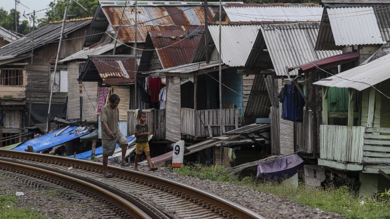 Perbedaan data kemiskinan Indonesia versi BPS (8,57 persen) dan Bank Dunia (61,8 persen) disebabkan perbedaan metodologi dan standar pengukuran; BPS pakai pendekatan kebutuhan dasar, Bank Dunia pakai standar internasional.