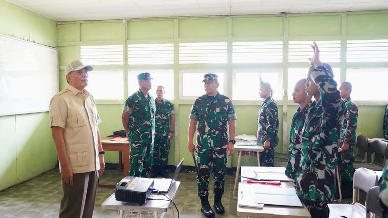 Menteri Pertahanan RI, Letjen TNI (Purn.) Sjafrie Sjamsoeddin, mendorong peningkatan standar pendidikan dan pemanfaatan teknologi di Rindam XII/Tanjungpura, Singkawang, Kalimantan Barat, untuk mencetak prajurit profesional.