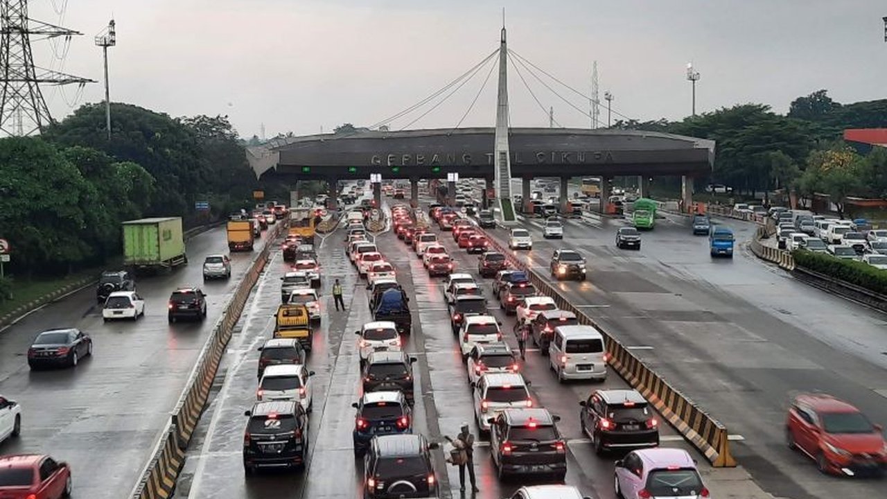 Astra Infra memproyeksikan lonjakan signifikan kendaraan di Tol Tangerang-Merak selama mudik Lebaran 2025, mencapai 3,4 juta kendaraan, dengan puncak kepadatan pada 27 Maret 2025.