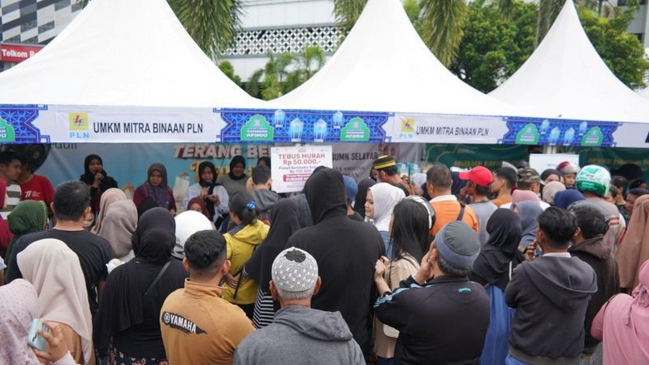 PLN Sulselrabar menggelar bazar sembako murah bertajuk 'Terang Berkah Ramadan', membagikan 1.000 paket sembako kepada masyarakat kurang mampu di Sulawesi Selatan, Tenggara, dan Barat.
