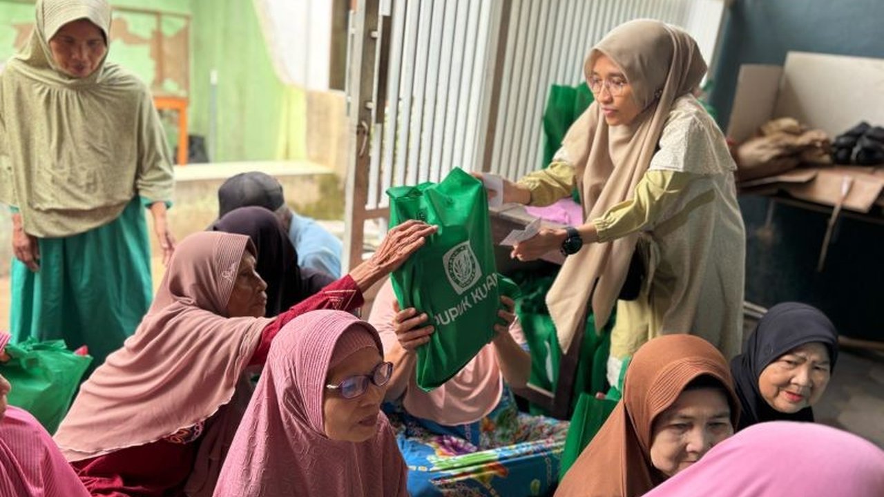 Pupuk Kujang Bagikan Ribuan Paket Sembako di Karawang untuk Ramadhan