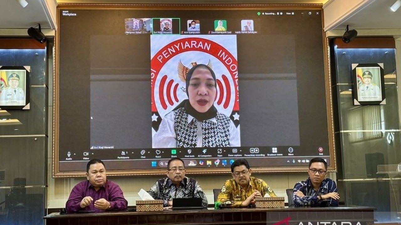 Komisi Penyiaran Indonesia (KPI) Pusat menekankan larangan afiliasi media massa bagi komisioner KPID di daerah untuk menjaga profesionalisme pengawasan penyiaran, hal ini disampaikan saat konferensi pers di Banjarbaru, Kalimantan Selatan.