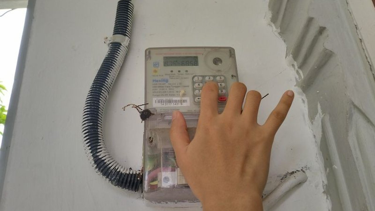 Program diskon listrik 50 persen di Sumatera Barat selama Januari-Februari 2025 sukses meningkatkan pembelian token listrik hingga 127,3 juta kWh, sekaligus mendorong pertumbuhan ekonomi daerah.