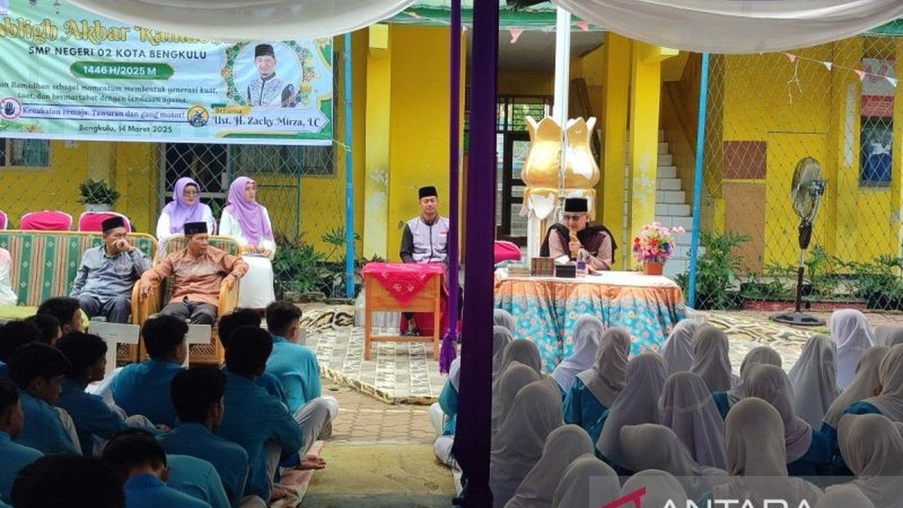 Selama Ramadhan 1446 H, sekolah di Kota Bengkulu selenggarakan berbagai kegiatan keagamaan seperti pesantren kilat dan tadarus, sembari tetap fokus pada pembelajaran.
