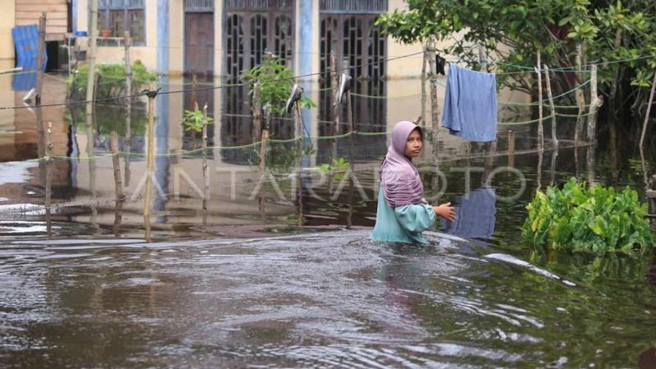 BMKG Aceh memperingatkan potensi banjir di delapan daerah akibat curah hujan tinggi pada 11-20 Maret 2025, dengan Aceh Barat dan Aceh Selatan berpotensi mengalami banjir menengah.