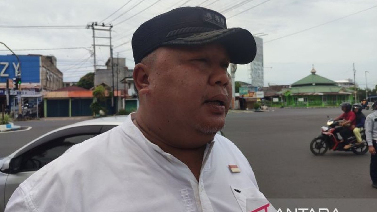 Pemkot Bengkulu tegas tertibkan pedagang BBM eceran yang gunakan trotoar, ancam penertiban jika peringatan dua kali diabaikan demi keselamatan pejalan kaki dan kelancaran lalu lintas.