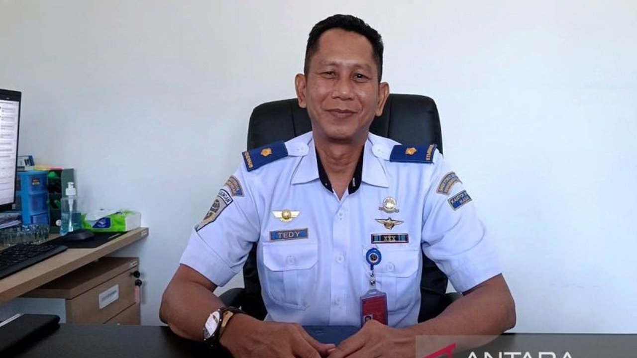 Bandara Haji Asan Sampit menambah jadwal penerbangan ekstra rute Sampit-Surabaya untuk memenuhi lonjakan permintaan penumpang selama periode mudik Lebaran 1446 H, meskipun keterbatasan armada pesawat menjadi tantangan.