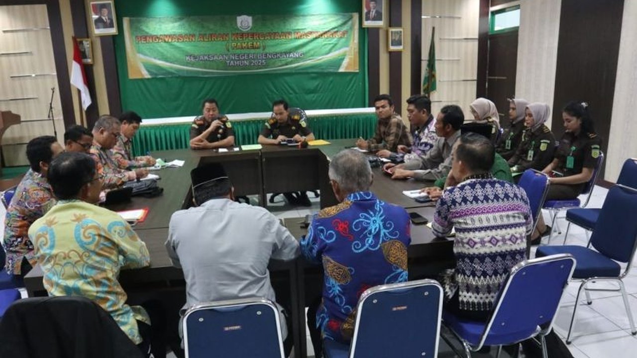 Kementerian Agama Bengkayang dan Kominda meningkatkan pengawasan terhadap aliran kepercayaan dan keagamaan yang menyimpang di wilayah tersebut untuk menjaga kerukunan umat beragama.