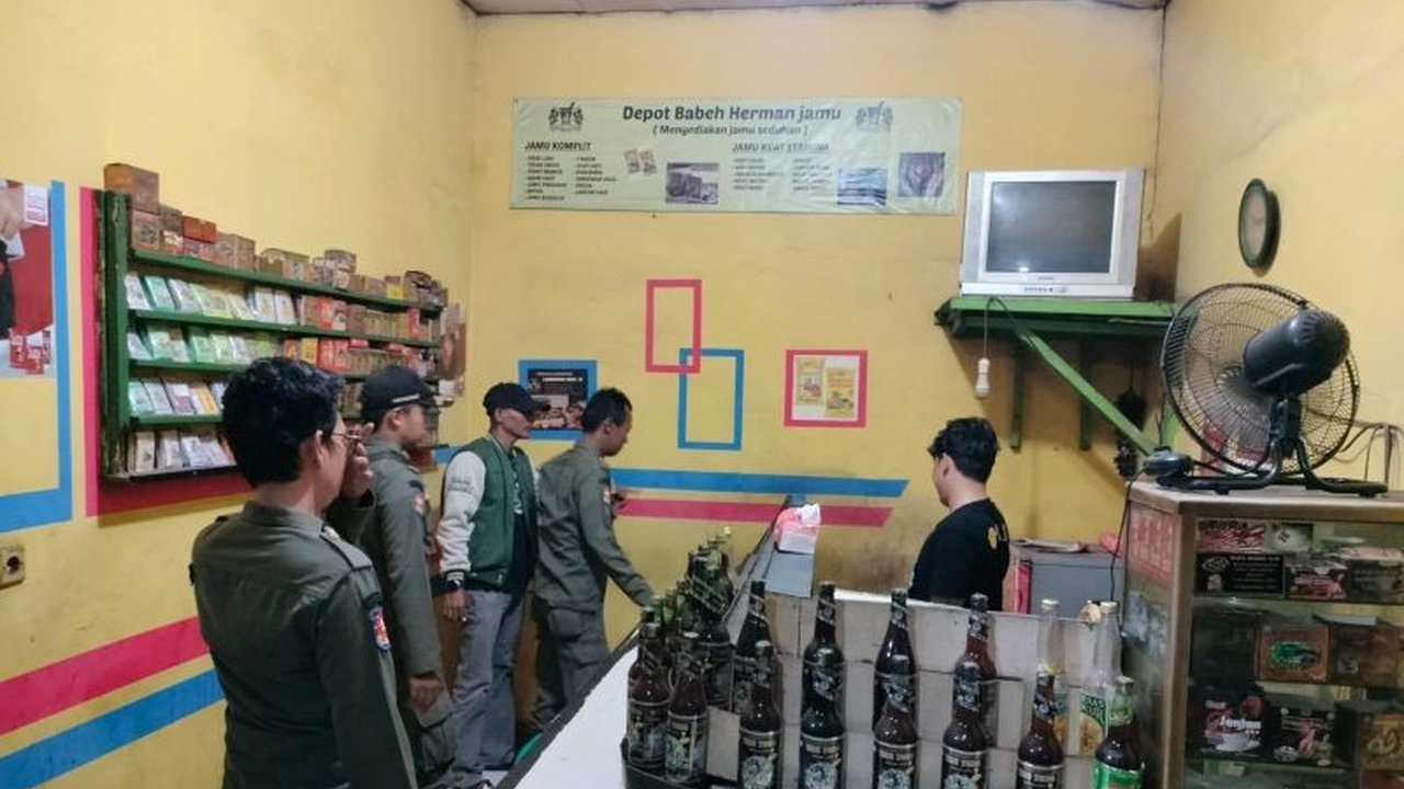 Satuan Polisi Pamong Praja (Satpol PP) Kabupaten Tangerang mengamankan puluhan botol miras dari sebuah depot jamu di Kecamatan Balaraja yang beroperasi saat bulan Ramadan.