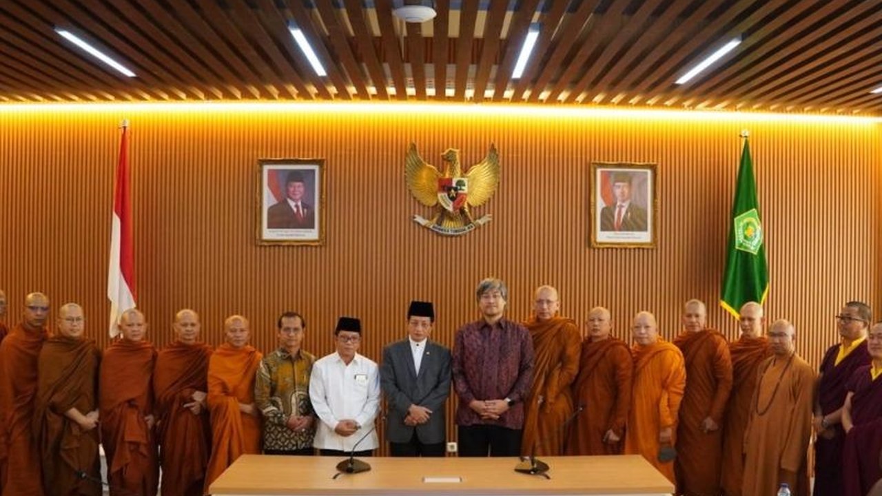 Waisak Nasional 2025 akan dirayakan di Candi Borobudur pada 12 Mei, menampilkan perpaduan perayaan keagamaan yang sakral dan festival lentera yang meriah, dihadiri lebih dari 150.000 umat Buddha.