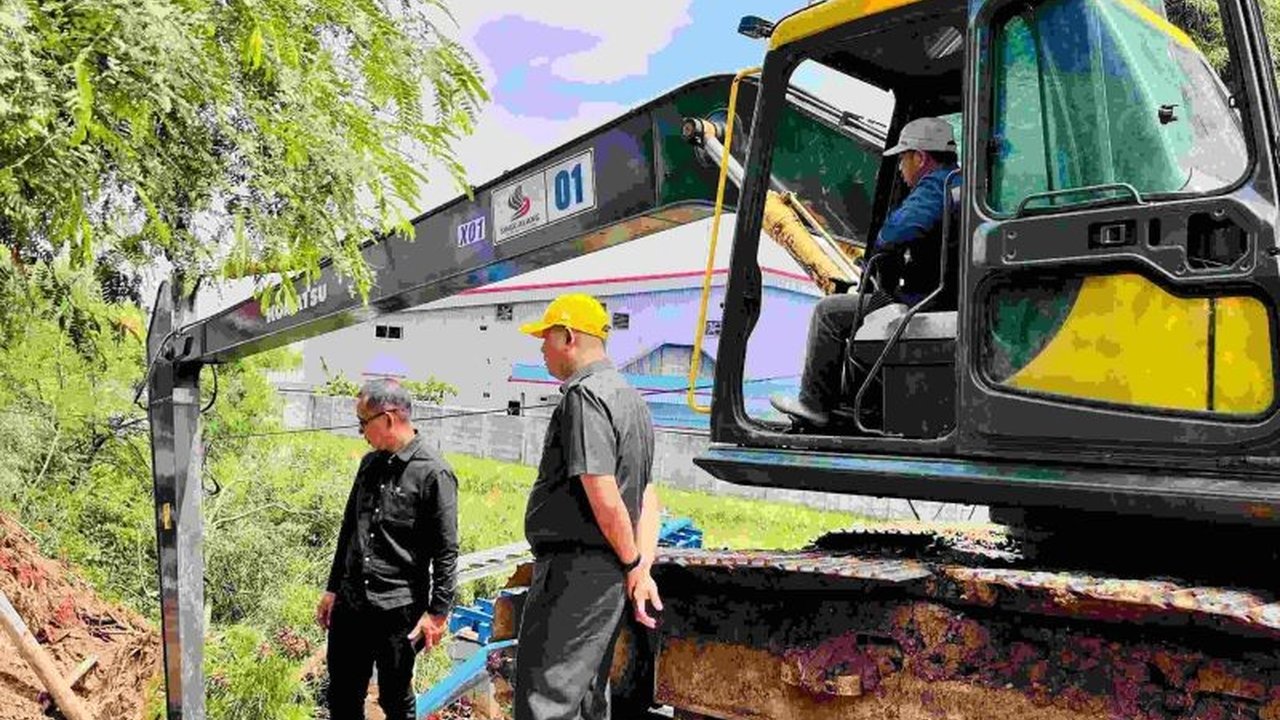 Pemkab Bekasi mulai perbaiki Jembatan Jatiwangi di Cikarang Barat yang putus akibat longsor, ditargetkan selesai dalam tiga minggu.