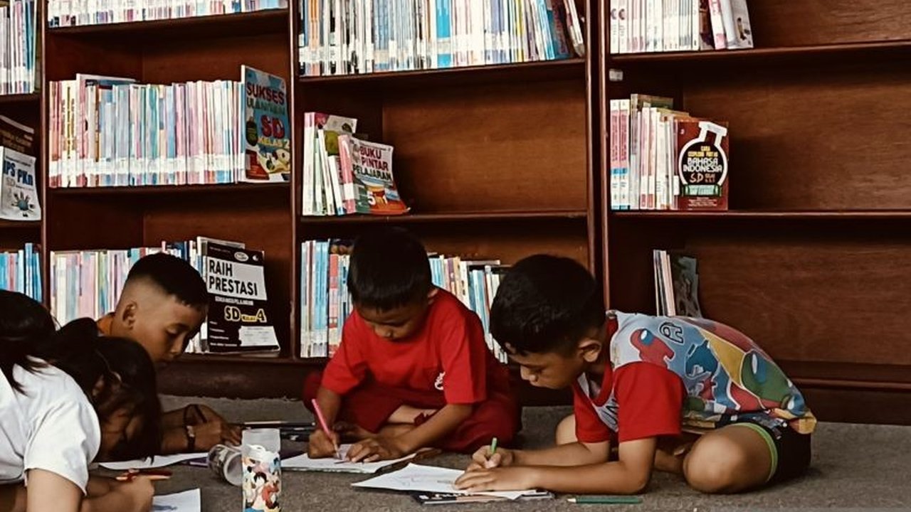 Dinas Perpustakaan Mimika luncurkan program inovatif berupa penyediaan cemilan dan layanan jemputan bus sekolah untuk menarik minat baca siswa, sekaligus memperpanjang jam operasional perpustakaan.