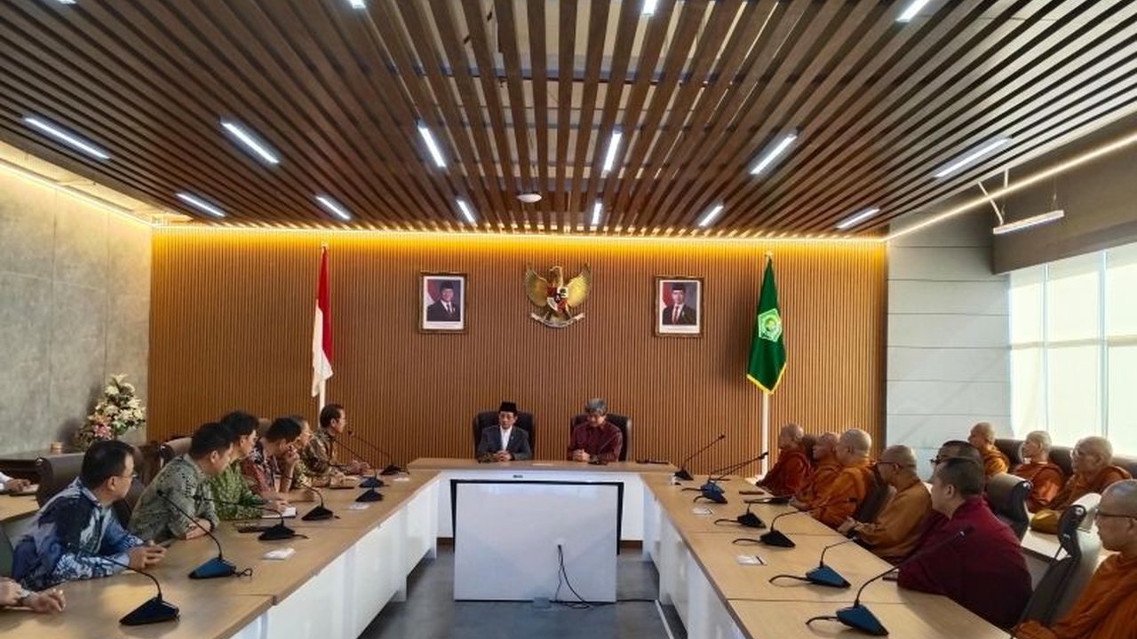 Menteri Agama RI, Nasaruddin Umar, meminta umat Buddha memperingati Waisak 2025 dengan mengedepankan kesakralan upacara di Candi Borobudur, bukan sekadar kemeriahan.