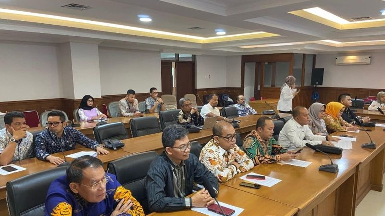 Legislator optimistis Ranperda RTRW Sumbar yang memasukkan kawasan peternakan seluas 6.500 hektare akan menarik minat investor dan mendorong pertumbuhan ekonomi daerah.