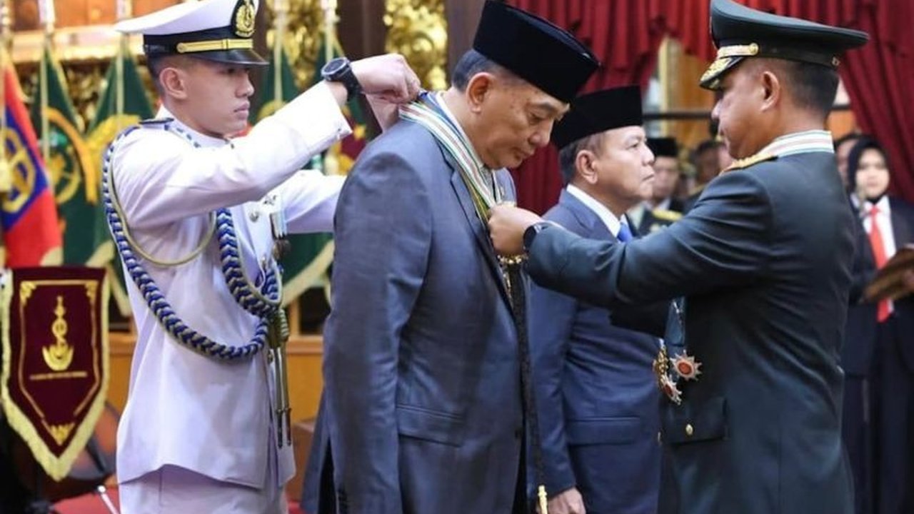 Menteri Pertahanan Sjafrie Sjamsoeddin menerima empat tanda kehormatan tertinggi dari TNI atas jasanya dalam menjaga stabilitas keamanan negara.