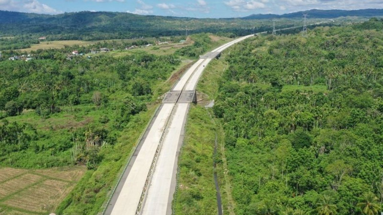 Hutama Karya memfungsionalkan tiga ruas Tol Trans-Sumatera, Sigli-Banda Aceh, Pekanbaru-Padang, dan Palembang-Betung, untuk kelancaran arus mudik Lebaran 2025, dengan berbagai fasilitas pendukung.