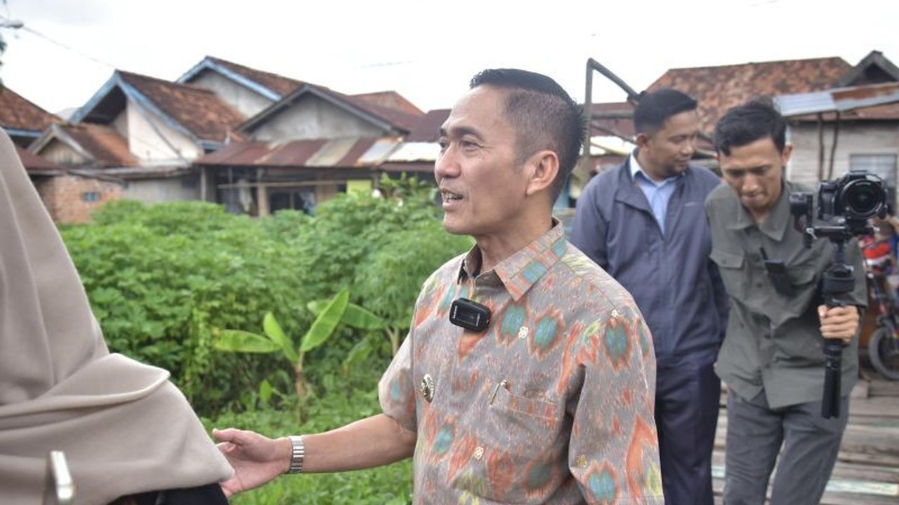 Wali Kota Palembang, Ratu Dewa, mengedukasi warga tepi Sungai Musi untuk membangun rumah panggung guna mencegah kerugian akibat banjir dan menyiapkan strategi evakuasi dengan perahu karet serta sistem peringatan dini menggunakan sirine.