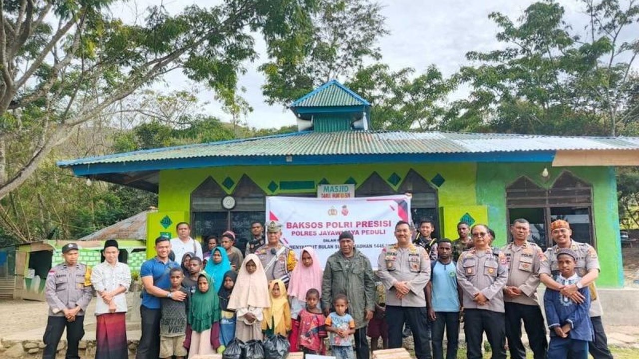Polres Jayawijaya Tebar Kebaikan: Bagikan Sembako ke Masjid dan Gereja di Wamena