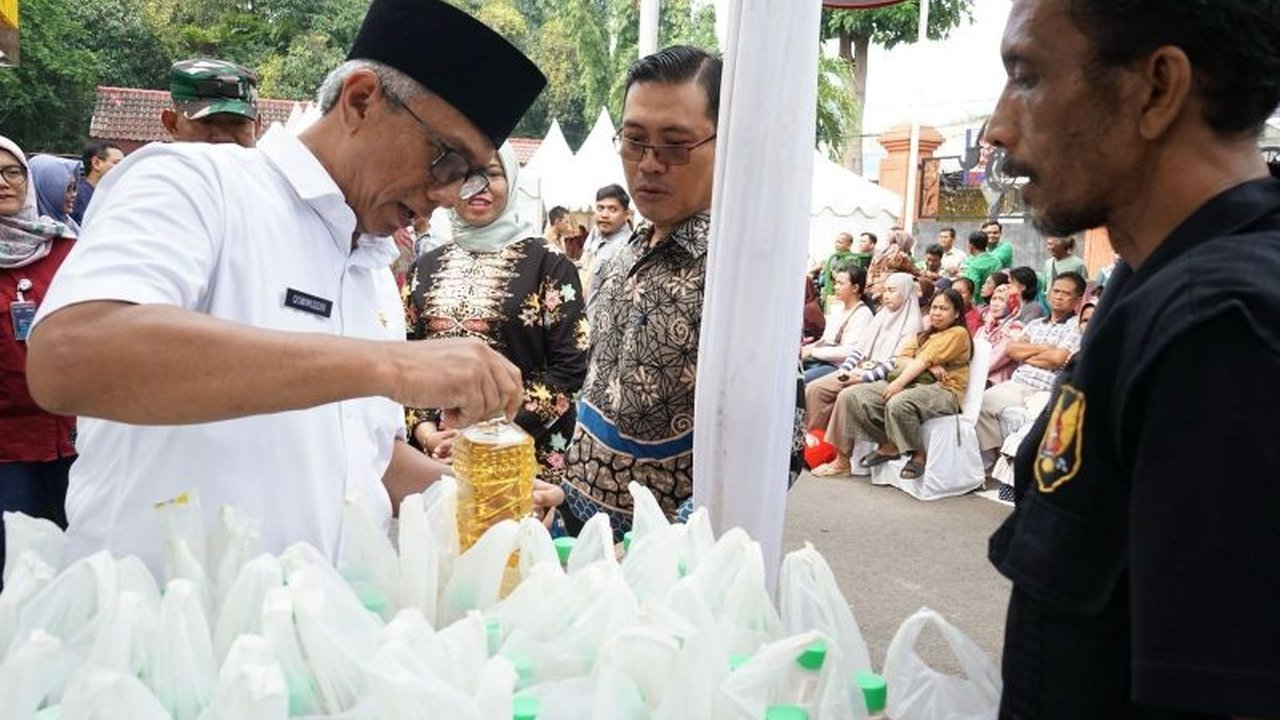 Pemerintah Kota Kediri menggelar pasar murah dan operasi pasar murni untuk membantu masyarakat memenuhi kebutuhan pokok selama Ramadhan 2025 dan menekan inflasi.