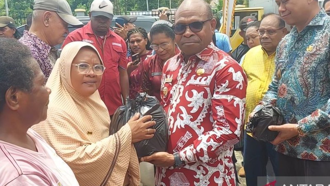 Pemerintah Kota Sorong menyalurkan 1.500 paket sembako murah di tiga distrik untuk membantu masyarakat kurang mampu memenuhi kebutuhan jelang Idul Fitri 1446 H/2025.