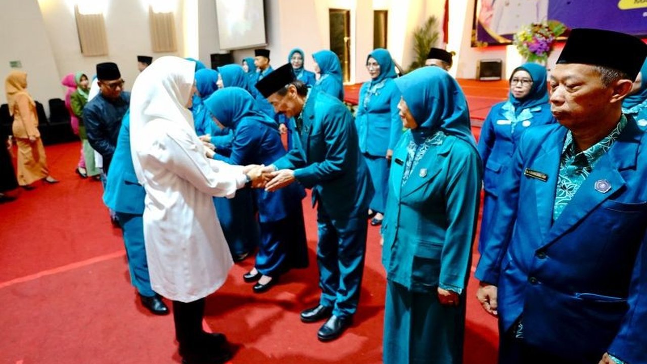 Bupati Banyuwangi, Ipuk Fiestiandani, mendorong Tim Penggerak PKK untuk berperan aktif dalam pembangunan daerah melalui program Dasa Wisma berbasis digital, guna memastikan penyaluran bantuan sosial tepat sasaran.