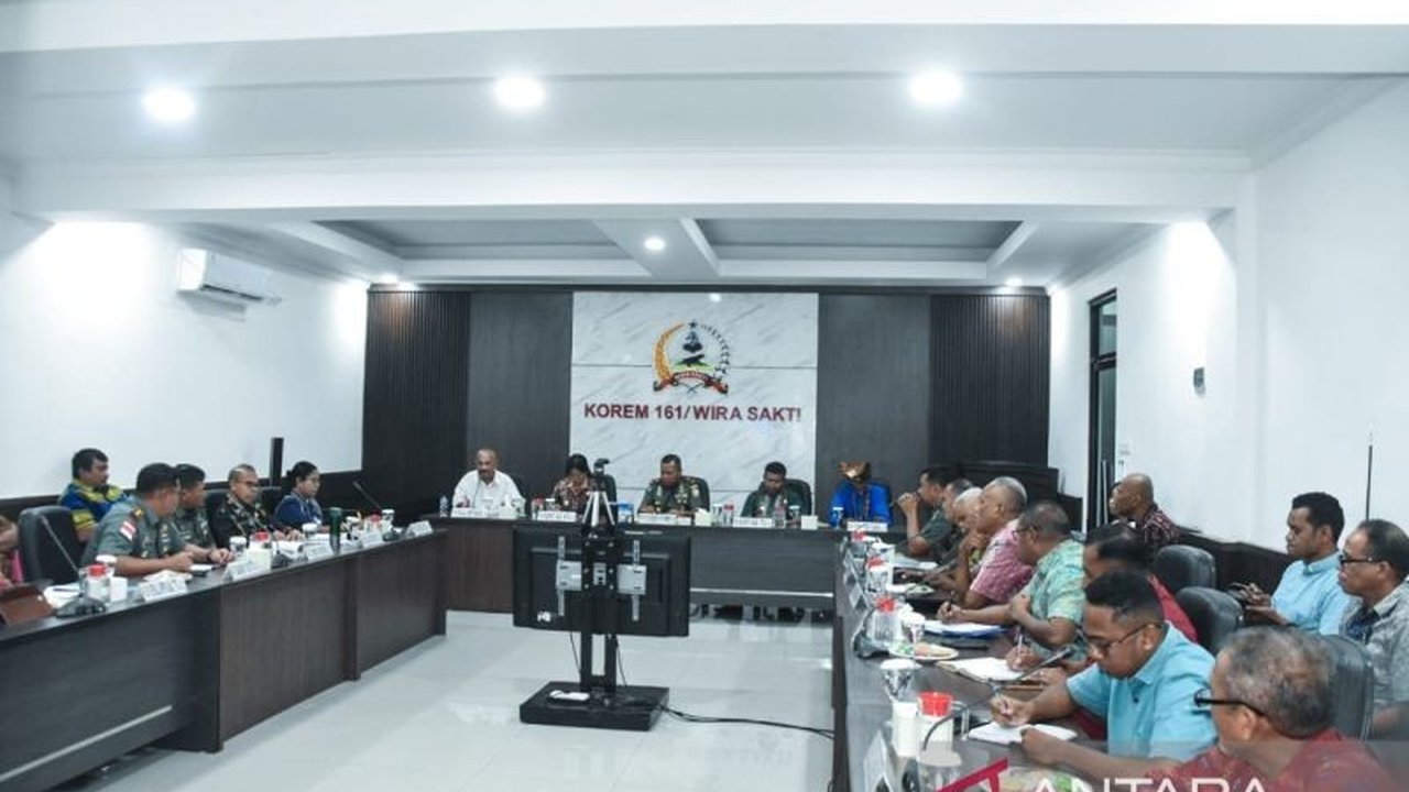 Brigjen TNI Joao Xavier Bareto Nunes, Danrem 161/Wira Sakti, mengumpulkan tokoh adat dan agama untuk mencari solusi sengketa lahan Naktuka dan Haumeniana antara Indonesia dan Timor Leste yang telah berlangsung selama 25 tahun.