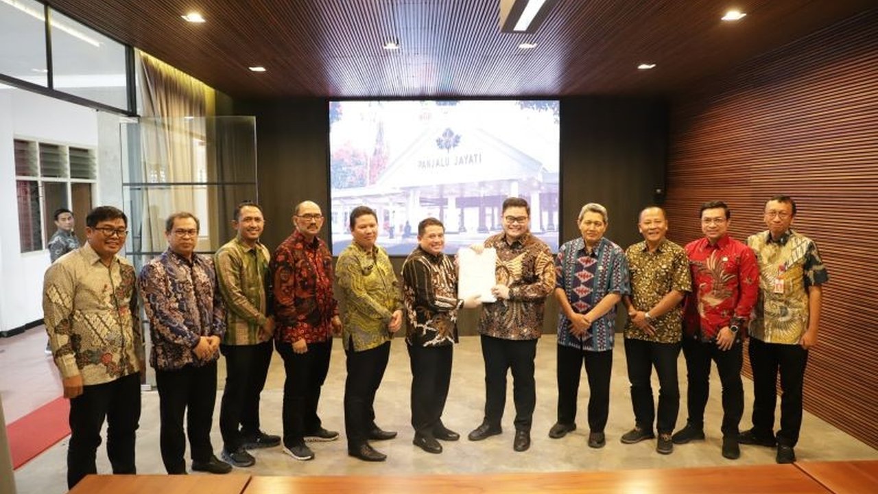 BPN Jatim berkolaborasi dengan Pemkab Kediri untuk menyelesaikan sertifikasi 80 ribu bidang tanah, mewujudkan Kabupaten Kediri sebagai 'Kabupaten Lengkap' dengan tanah terukur, terpetakan, dan bersertifikat pada 2026.