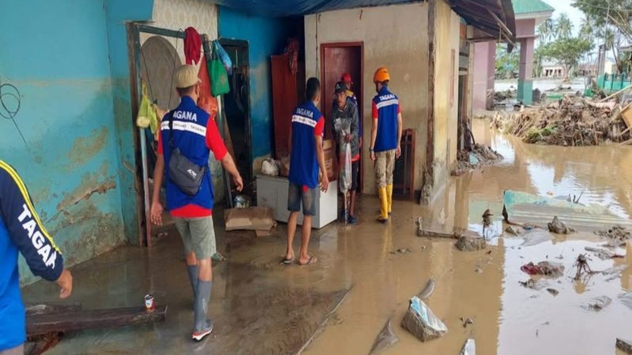 Banjir bandang di Parigi Moutong, Sulawesi Tengah, telah menyebabkan 253 kepala keluarga terdampak dan akses jalan di beberapa desa terputus.  Bantuan logistik tengah didistribusikan.