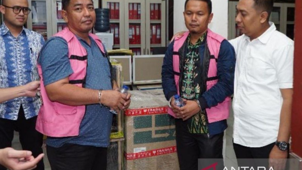 Kejaksaan Tinggi Sumatera Utara menahan dua tersangka korupsi dana BOS SMA/SMK Kabupaten Batu Bara, Sumut, setelah penyidik menemukan bukti cukup berupa uang tunai Rp319 juta yang diduga hasil pemotongan dana BOS.