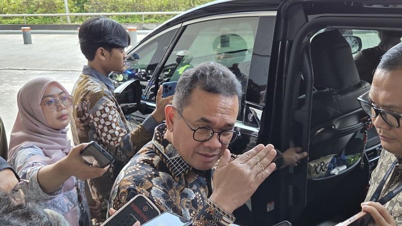 Menteri Perdagangan membantah kenaikan harga Minyakita disebabkan oknum curang, melainkan peningkatan permintaan menjelang Lebaran Idul Fitri 2025; Kemendag tetap investigasi dugaan kecurangan.